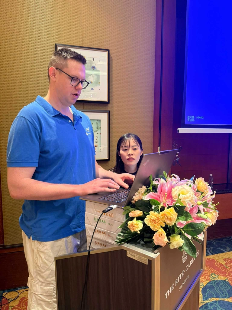 Marc Moeller presenting on stage at the Shenzhen SEO Conference